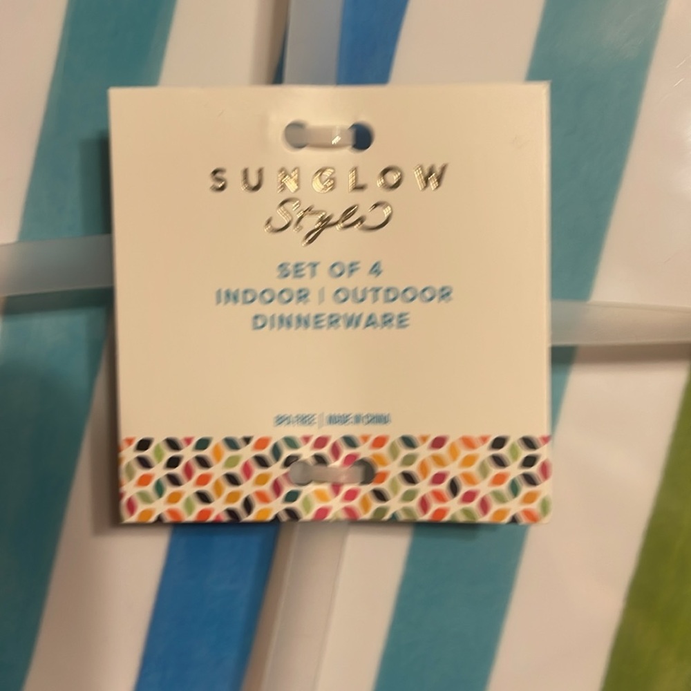 Sunglow Style Set of 4 Dinner plates